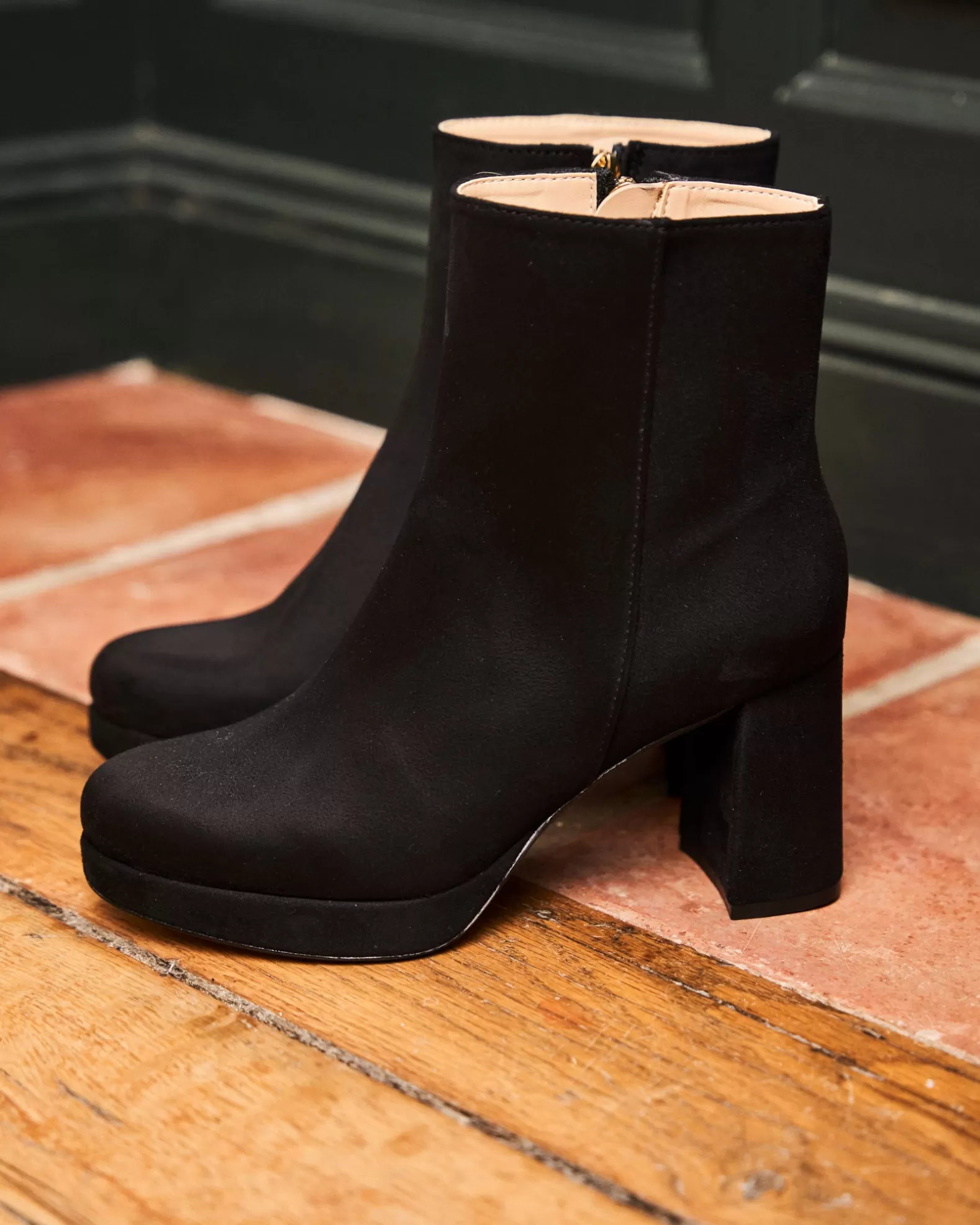 Minuit sur Terre Indice Noir< Heeled Boots