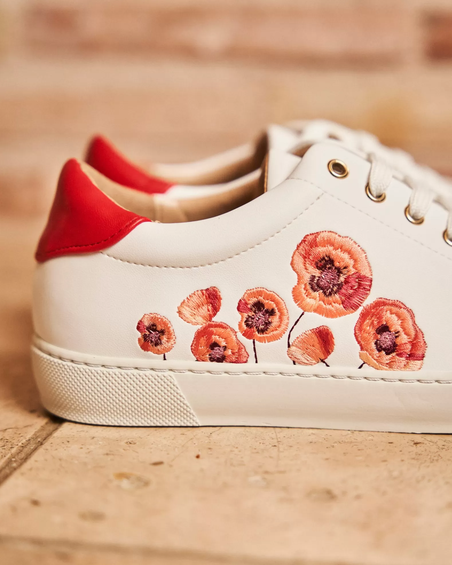 Minuit sur Terre Virevolte Fleurs Rouges< Sneakers